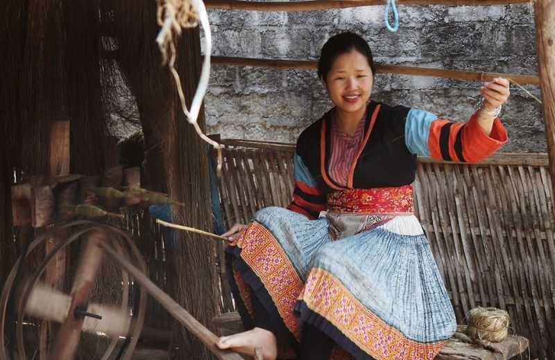 Visit Lung Tam to observe the traditional art of ethnic hemp weaving.